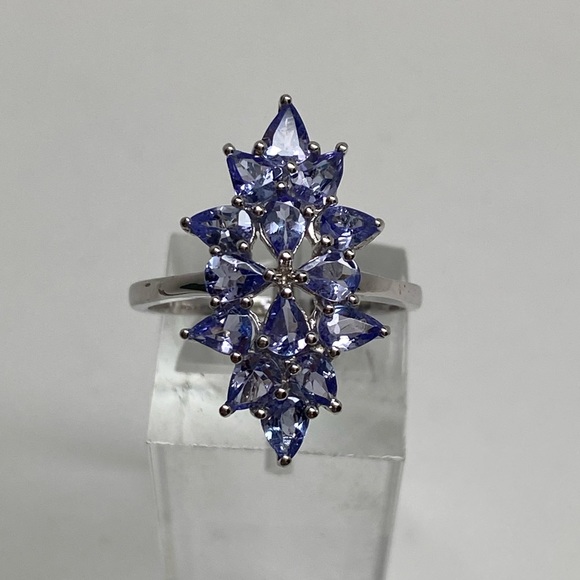 10K White Gold Natural Pear Shape Tanzanite Cluster Ring Size 7 - Picture 1 of 11